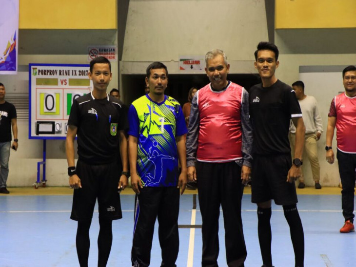 Tanding Eksebisi Penutupan Futsal Forkot Cup III 2022, Tim Pj Bupati Kampar Kampar Tundukkan Tim DPRD Kampar dengan Skor 4-1.