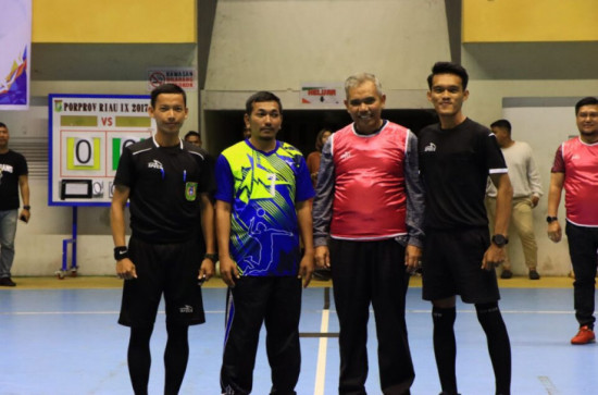 Tanding Eksebisi Penutupan Futsal Forkot Cup III 2022, Tim Pj Bupati Kampar Kampar Tundukkan Tim DPRD Kampar dengan Skor 4-1.