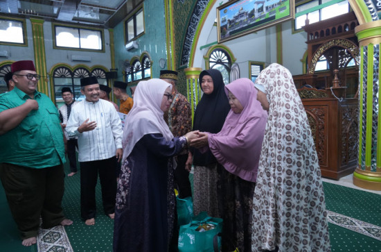 Hari ke-6, Wakil Bupati Kampar Laksanakan Safari Ramadhan di Masjid Raya Kampung Pinang Kecamatan Perhentian Raja. 