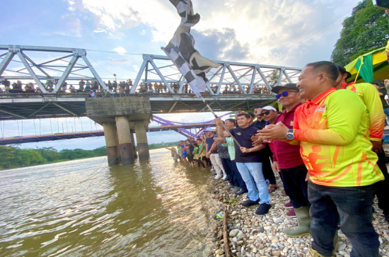 Ribuan Masyarakat Padati Tepian Sungai Kampar Saksikan Pacu Sampan Kampuong Godang 