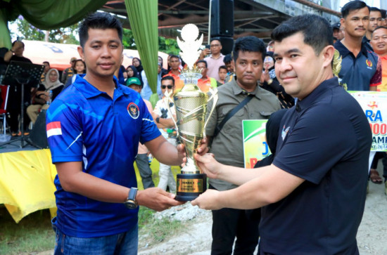 Srigala Muda Siak Hulu Juara Pacu Sampan HUT ke-76 Kabupaten Kampar