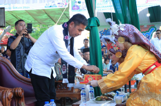 Buka Festival Kreatif Lipat Kain Season III Tahun 2026, Bupati Kampar Apresiasi Masyarakat Lipat Kain dalam Melestarikan Adat dan Budaya Kampar. 