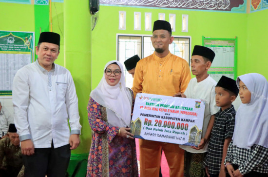 Safari Ramadhan di Kuok, Wabup Kampar Serahkan Santunan dan Bantuan Masjid 