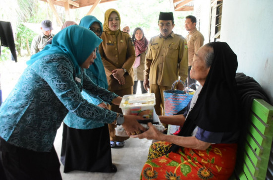 Di Saat Menjalankan Ramadhan 1447 H, Ketua TP PKK Kampar Berbagi dengan Warga 