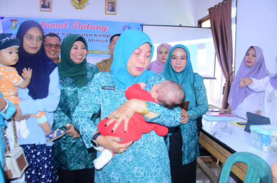 Terbaik I Provinsi Riau, Bentuk Komit Dukung Percepatan Imunisasi Polio dan Campak, Ketua TP PKK Kampar Lakukan Vaksinasi di Kuok dan Salo