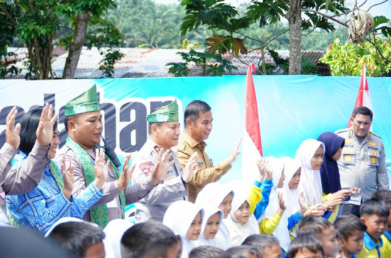 Bupati Kampar Bersama Kapolda Riau Ikuti Gladi Bersih Peresmian Jembatan Merah Putih Presisi di Desa Gobah