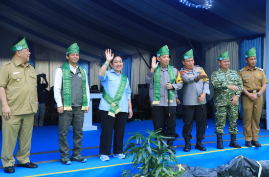 Bupati Kampar Dampingi Kapolri Resmikan Jembatan Merah Putih di Desa Gobah Kecamatan Tambang 