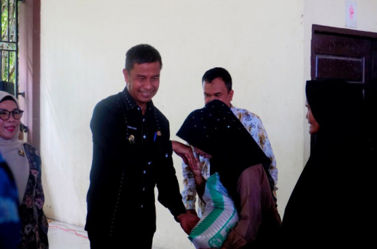 Salurkan Program Bantuan Sosial Beras di Kecamatan Bangkinang, Bupati Ahmad Yuzar : Bentuk Hadirnya Negara Ditengah Masyarakat 