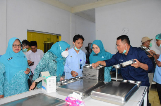 Tinjau SPPG Kasikan Tapung Hulu, Ketua TP PKK Kampar Pastikan Kebersihan dan Gizi Makanan Terjaga