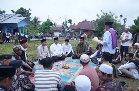 Bupati Kampar Dampingi Sekda Riau Pada Ziarah Qubur Hari Raya Onam 