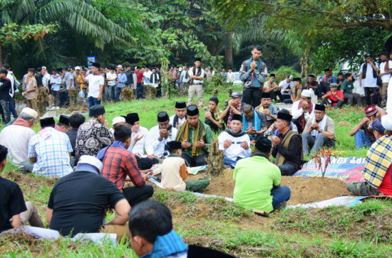 Lepas Rombongan Ziarah Kubur,  Bupati Kampar Apresiasi Atas Pelestarian Budaya Ayi Ayo Onam