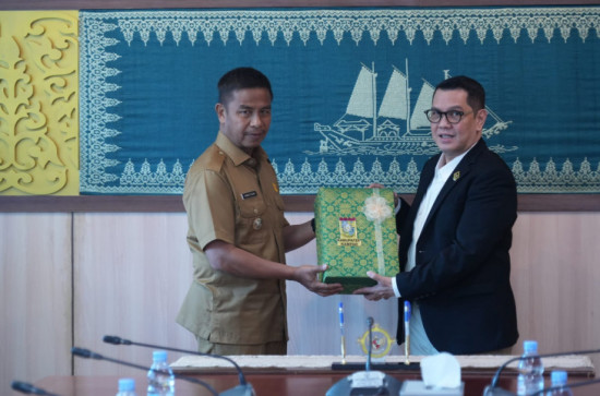 Bupati Kampar Menyerahan LKPD Unaudited Tahun 2025 Kabupaten Kampar