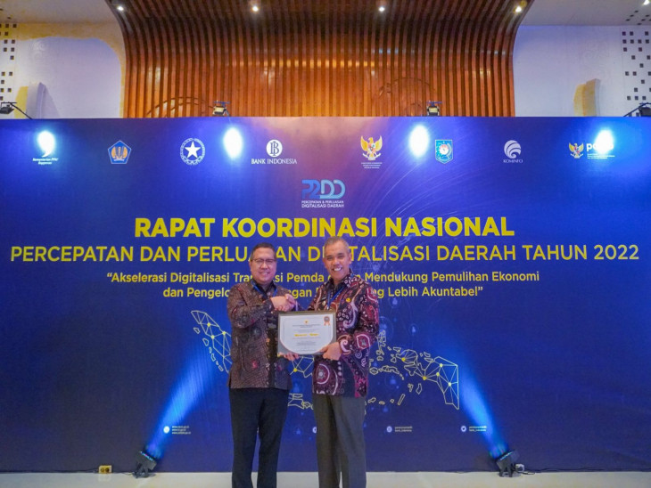 Pj Bupati Kampar Terima Penghargaan TP2DD Tebaik Kedua di Indonesia. L