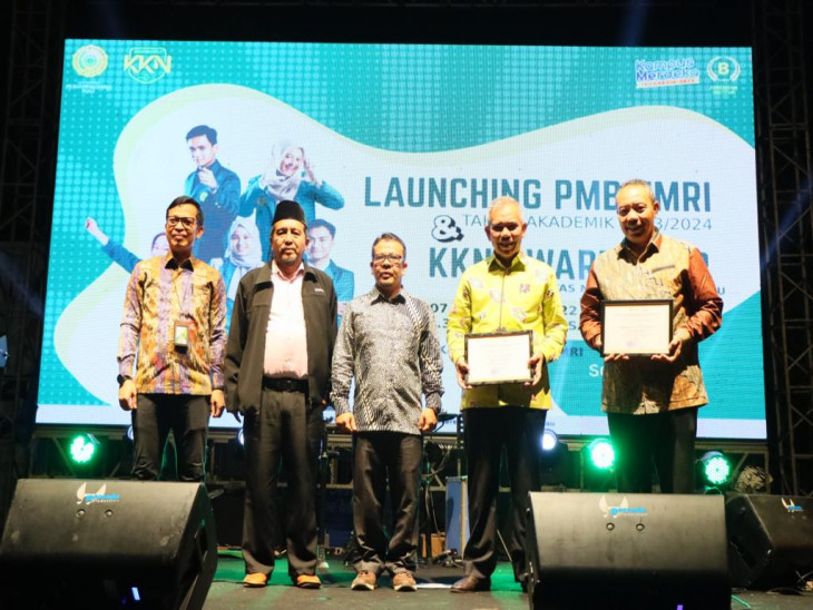 Hadiri KKN Award dan Launching PMB 2023, Pj Bupati Kampar : Semoga dapat berkontribusi dan berperan aktif sebagai agen perubahan. 