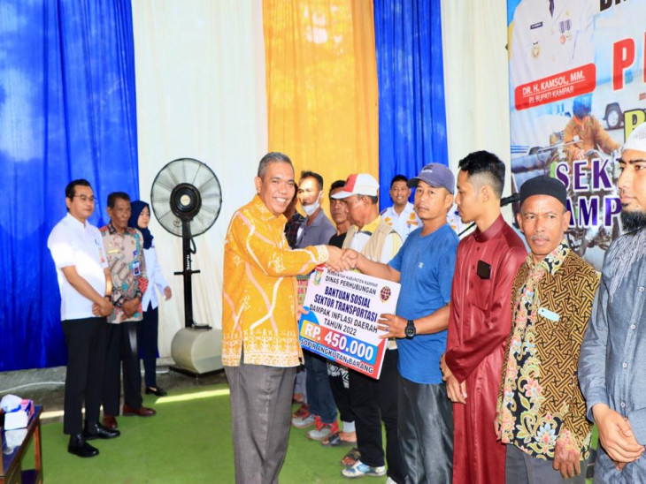 Sebanyak 729 Becak Motor di Kampar Terima Bansos Sektor Transportasi. 