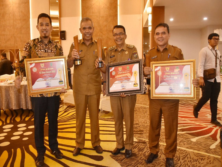 Pj. Bupati Kampar Terima Penghargan Keterbukaan Informasi Publik Kategori Tertinggi Dari KI Riau. 