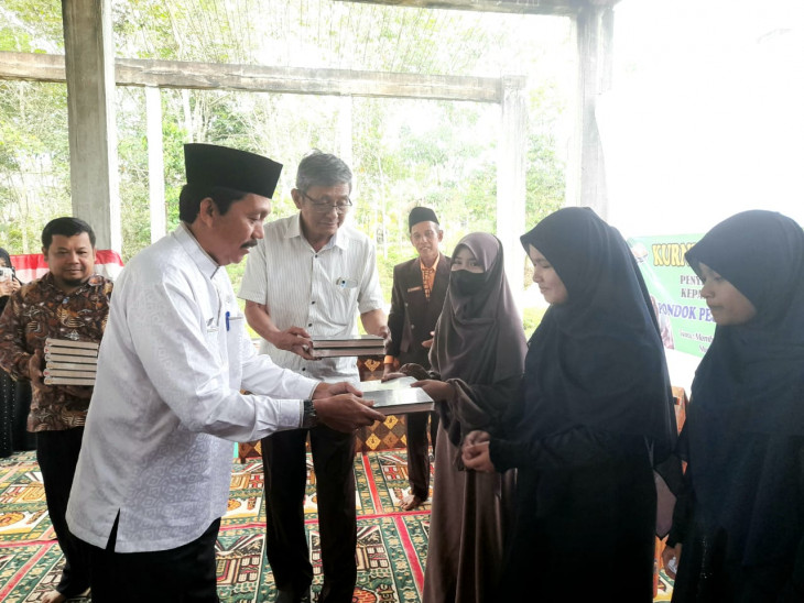 Serahkan Wakaf Alqur'an di PP Sabil Al Salam, Staf Ahli Zamzami ; Jadilah Hafizh dan Hafizhah yang Qur'an. 