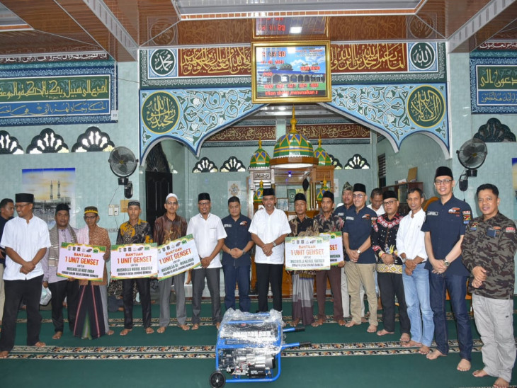 Bersama Ketua PSF, Pj Bupati Kampar Serahkan lima Mesin Genset dan 500 Paket Takjil