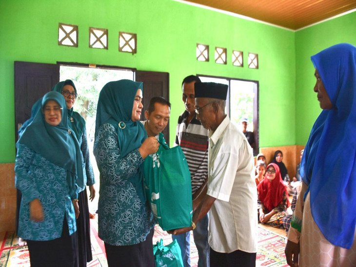 Bagikan Sembako Di Desa Genting Damai Salo, KetuaTP-PKK Kabupaten Kampar Deswita Kamsol ; Semoga Bermanfaat 