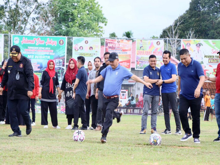 Buka Turnamen Sepak Bola Kades Cup I Desa Sibiruang, Pj Bupati Kampar ; Pembukaan Yang Meriah Seperti Ajang Sea Games. 