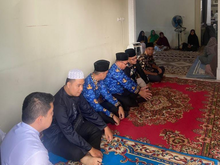 Pj Bupati Kampar Melayat ke Kediaman Almarhum H. Irwan Efendi, SP, MP Sekretaris Dinas Ketahanan Pangan Kampar. 
