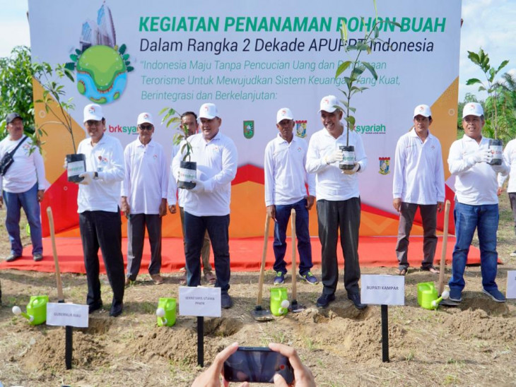 Dua Dekade APUPPT, PJ Bupati Kampar Dampingi Ketua PPATK Indonesia Lakukan Penanaman Pohon. 