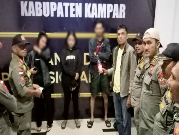 Tim Yustisi Satpol PP Kampar Kembali Amankan Sepasang Muda Mudi sedang Konsumsi Miras di Kawasan Jembatan WFC. 