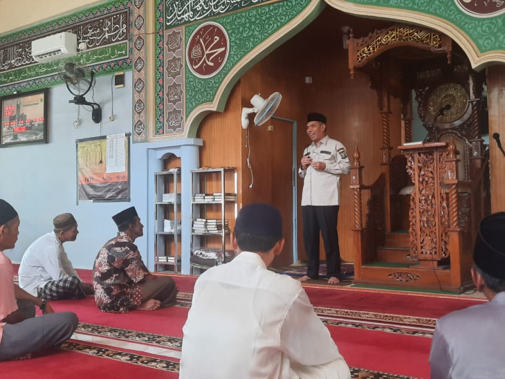 Pj Bupati Kampar Dr. H. Kamsol, MM sampaikan Kultum Ramadhan di Masjid At-Thoyyibah Desa Sendayan Kampar Utara. 