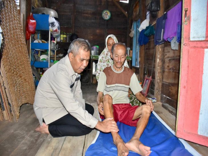 Kunjungi Warga Miskin, Pj. Bupati Kampar Kembali Tekankan Agar Tingkatkan Rasa Kepedulian Terhadap Sesama 