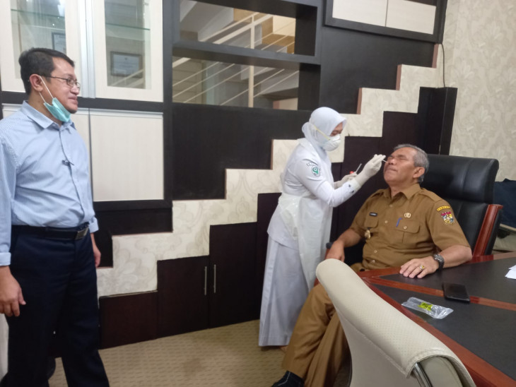 H-1 Kunker Presiden RI ke Kampar, Pj Bupati Kampar Bersama Sekda Kampar Melakukan Tes Swab PCR 