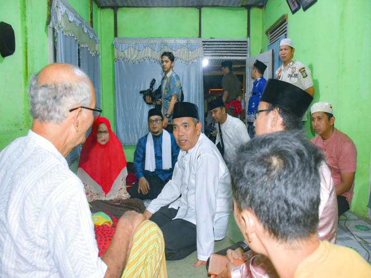 Usai Safari Ramadhan, Pj Bupati Kampar Dr. Kamsol Masih Sempatkan Jenguk Warga yang Sedang Sakit. 