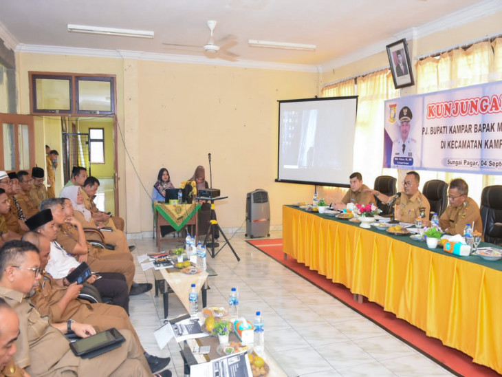 Ketika Pj Bupati Kampar Ditunggu Para Kades Kampar Kiri Hilir, Seluruh Keluhan Langsung Mereka Sampaikan. 