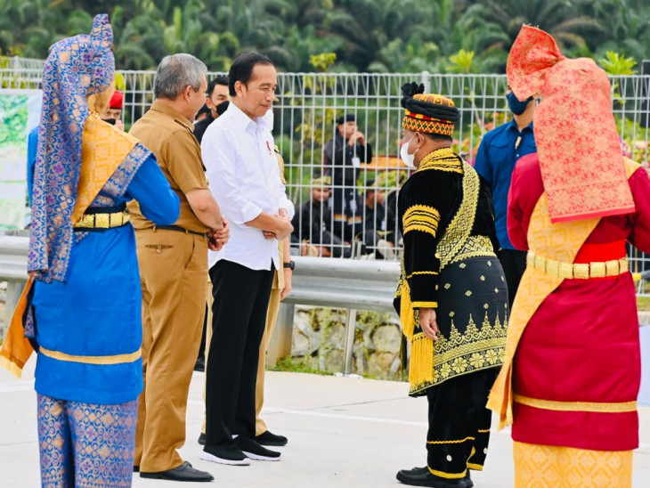 Berkunjung ke Kampar, Presiden RI Disambut Pakaian Adat Kampar Oleh Ketua LAK Kampar beserta Ninik Mamak. 