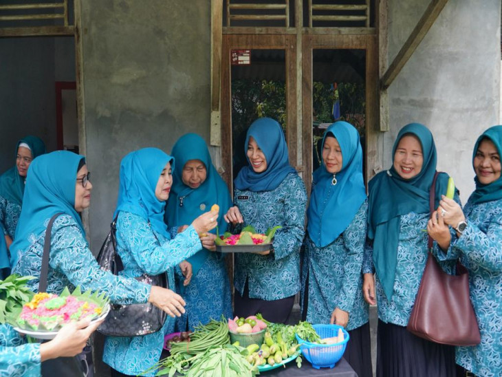 Dampingi Tim Penilai lomba HKG PKK Ke-51 Tahun 2023, Yusi Prastiningsih Harapan Kita Lima Desa di Kampar Menjadi Yang Terbaik Dalam Penilaian. 