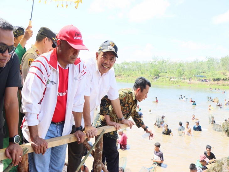 Ma'awuo Basamo, Pj Bupati Kampar lepas Ikan Doorprize di Lubuk Larangan Sembat Kecamatan Kampa. 