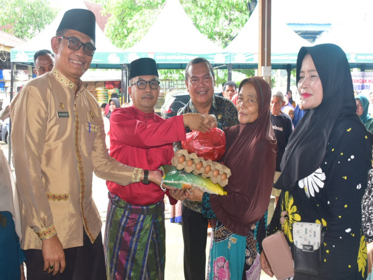 Dinanti-Nanti, Masyarakat Serbu Gerakan Pangan Murah Bersubsidi di Teratak Buluh. 