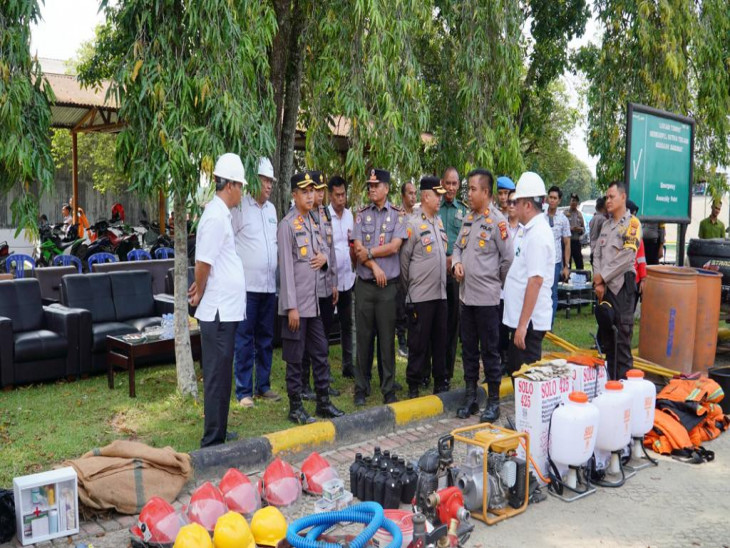Usai Rakor Aniv Karhutla di polres kampar, Kapolres Kampar AKBP Ronald Sumaja SIK beserta rombongan tinjau dan saksikan simulasi pemadaman kebakaran di  PT Tasma Puja. 