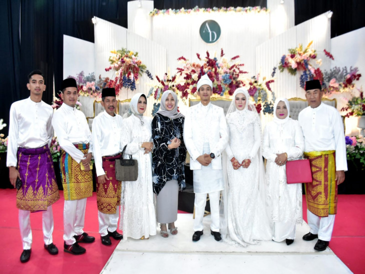 Hadiri Undangan Pernikahan, drg. Yusi Firdaus Berikan Do' Restu Kepada Kedua Mempelai. 