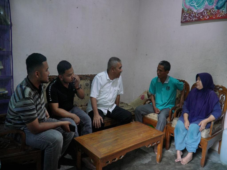 Sambangi Warga Kurang Mampu, Pj. Bupati Kampar : Selalu Siap Terhadap Tetangga Yang Membutuhkan. 