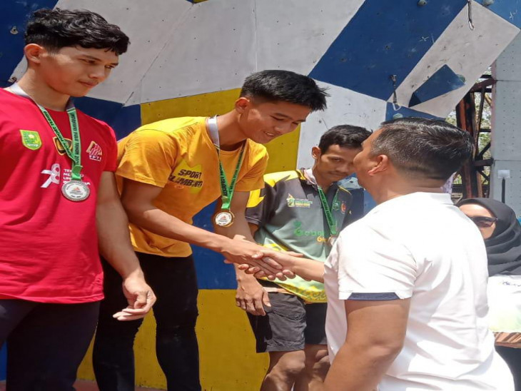 Membanggakan, Di Hari Pertama Kontingen Panjat Tebing Kampar M. Fauzan Akbar Raih Medali Emas di Ajang Kejurprov Di Kabupaten Inhu. 