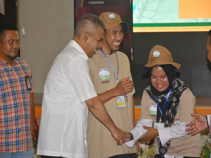Melalaui Sekolah Lapang Iklim, Kamsol Berharap Produksi Nenas di Kampar Bisa Meningkat. 