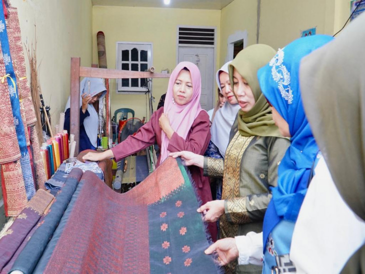 Temui Pengrajin Tenun Songket Tarai Bangun , Ketua Umum Dekranasda Kampar : Komit dan Dukung Penuh Dalam Pengembangan dan Pemasaran. 