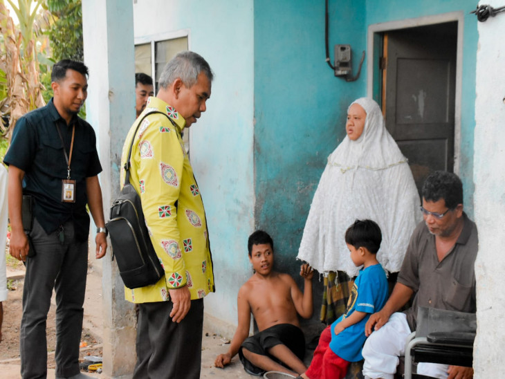 Sebelum Buka Bersama di Kuok, Pj Bupati Kampar Jenguk Andika Warga Kurang Mampu dan Sakit di Batu Belah. 