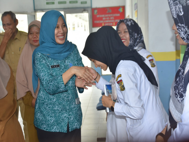 Hadir Secara Tiba-tiba, Staf Puskesmas Lipat Kain Sumringah Sambut Pj Ketua TP-PKK Kampar. 