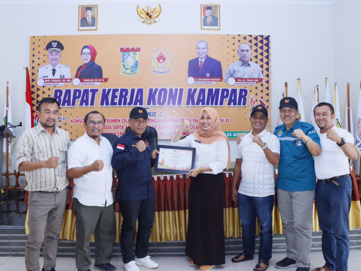 Walau Baru di Kampar Tapi Punya kepedulian Komitmen Tinggi,  drg . Yusi Firdaus Terima Penghargaan Sebagai Tokoh Olahraga Kabupaten Kampar