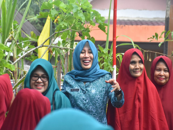 Sebelum Lomba HKG Tingkat Provinsi, Pj Ketua TP-PKK Kampar drg Yusi Berikan Pembinaan untuk Desa Lipat Kain Selatan. 