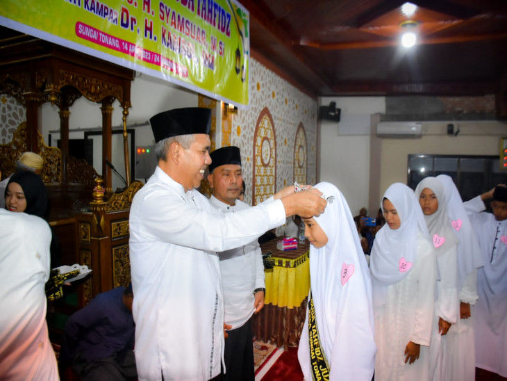 Usai Sholat Taraweh, Pj Bupati Kampar Langsung Wisuda Tahfidz Juz 30 Anak-anak Sei Tonang. 