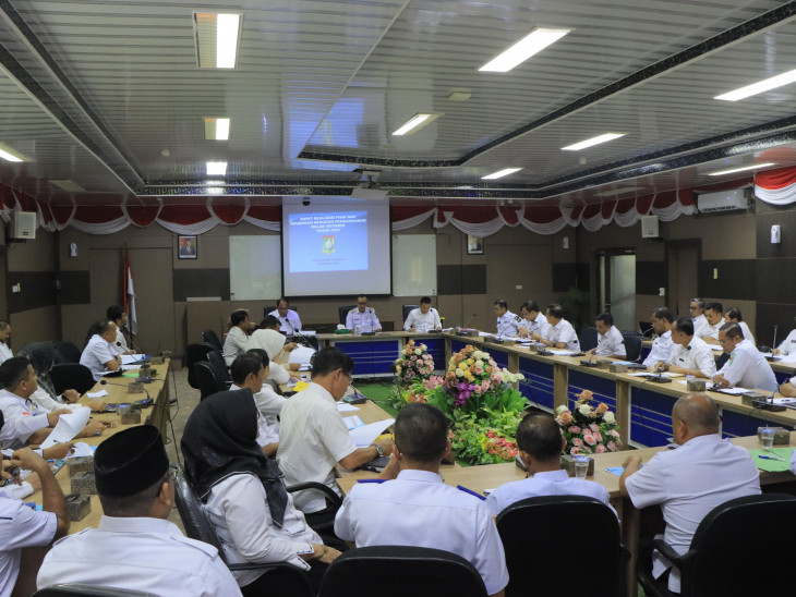 Percepatan Realisasi Fisik Keuangan Kegiatan Pembangunan Oktober 2023, Pj Bupati Kampar Menggelar Rapat Evaluasi Bersama Kepala OPD dan Camat.