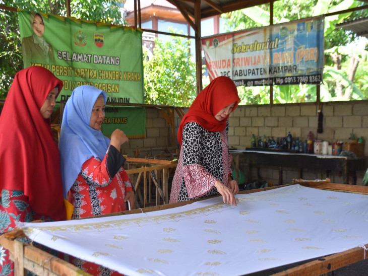 Ketua Umum Dekranasda Kabupaten Kampar Lakukan Peninjauan dan Pembinaan Ke Rumah Batik Muara Takus Bangkinang.