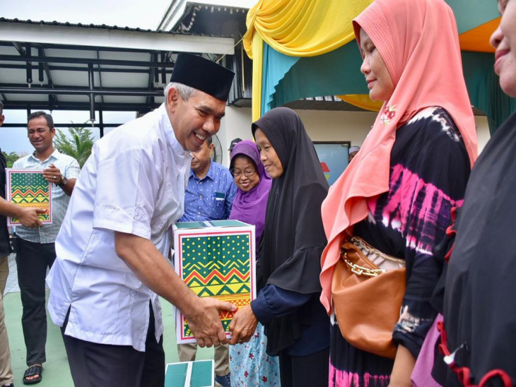 Didampingi Manager External PHR, Pj Bupati Kampar Bagikan 200 Paket Sembako di Petapahan. 